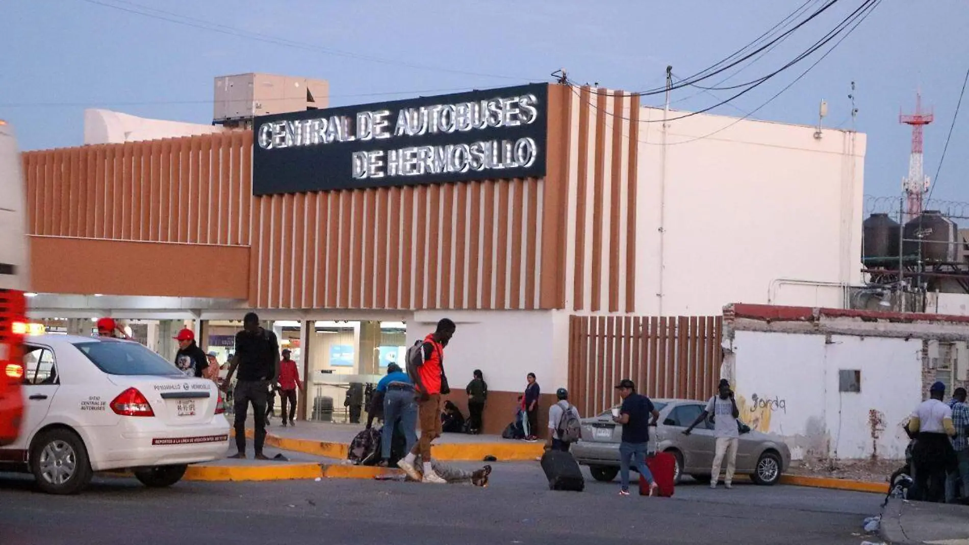 Tematica migrantes centro de autobuses camiones viajes - Mike Acosta (15)